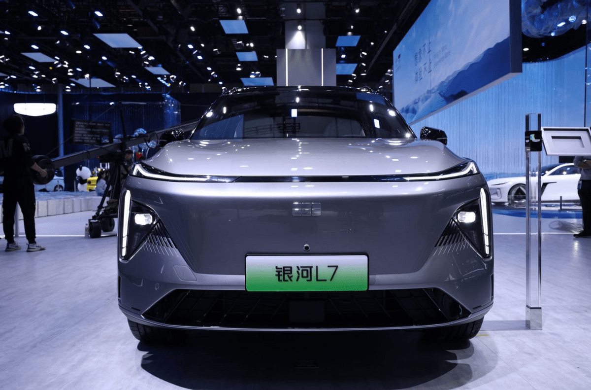 众多黑科技上身，2年推7款新车，吉利银河“闪耀”