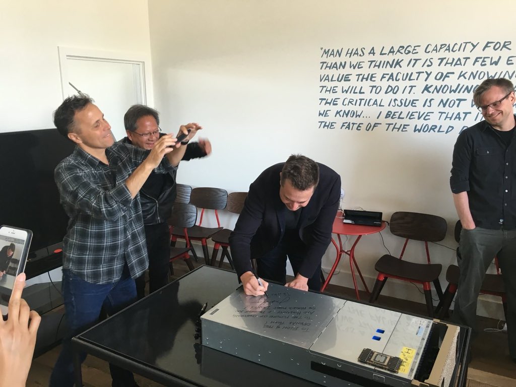 马斯克向左，黄仁勋向右