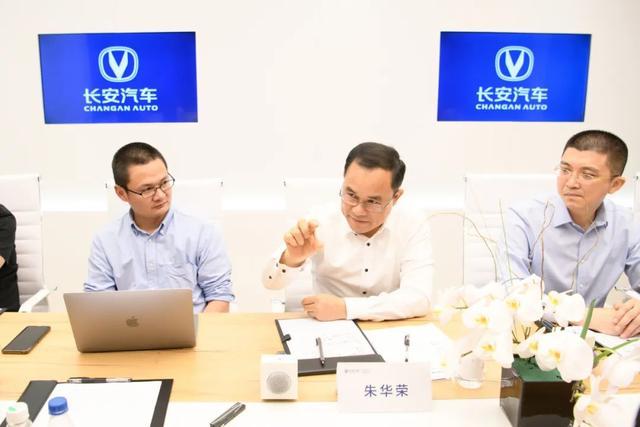 长安汽车董事长朱华荣：汽车行业卷出中国品牌新高度，卷出了四个老汉