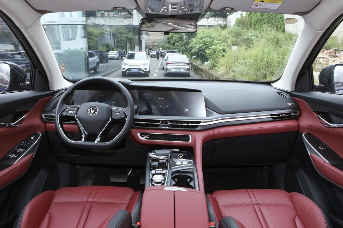 一体式三连屏/零重力座椅 第四代CS75 PLUS内饰曝光