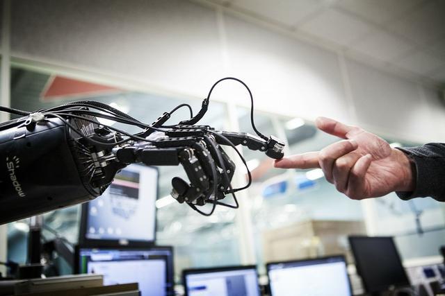 麻省理工学院开发基于学习的新方法 训练机器人可靠地拾起和放置物体