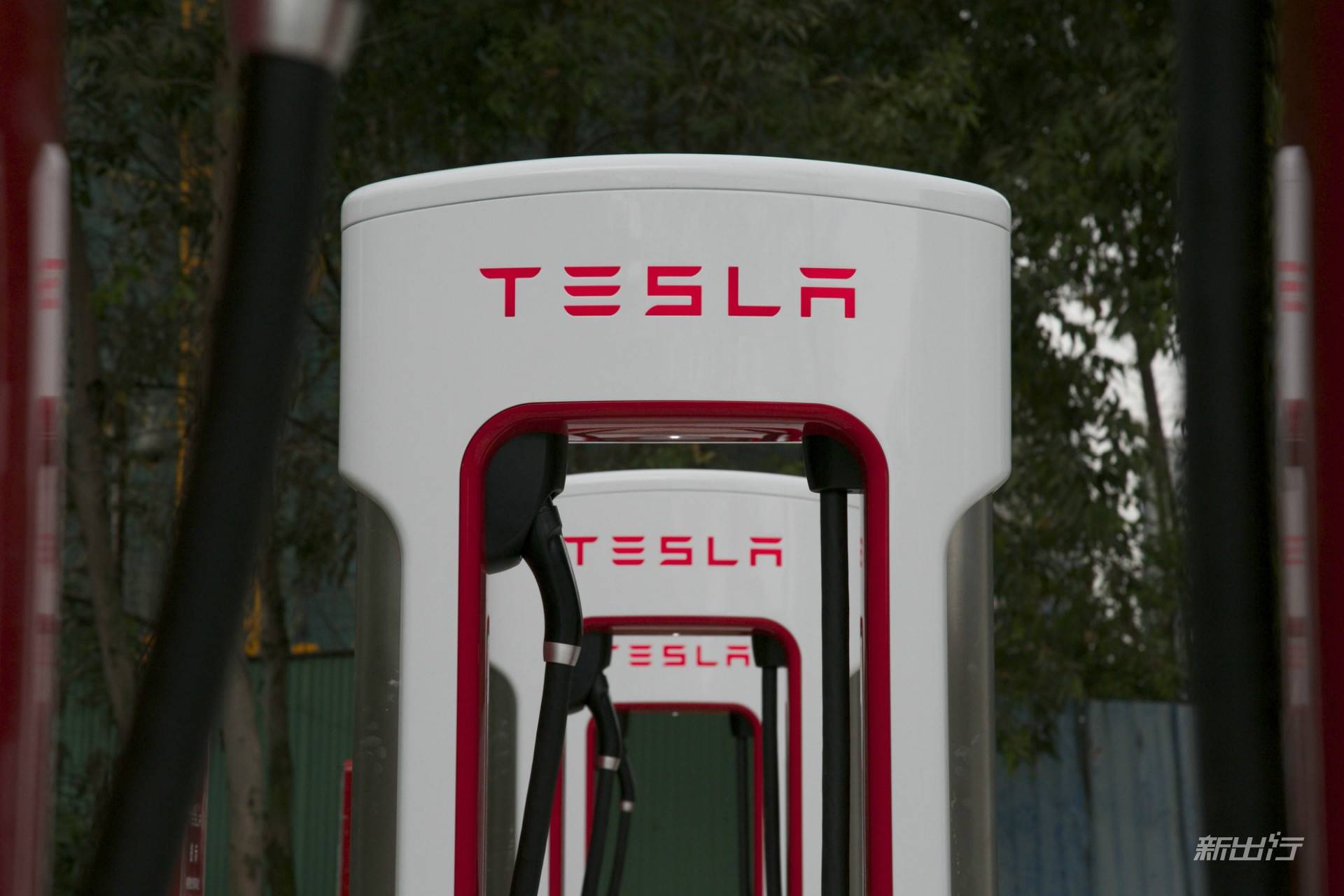 特斯拉V4超级充电桩测试超过300千瓦的充电功率