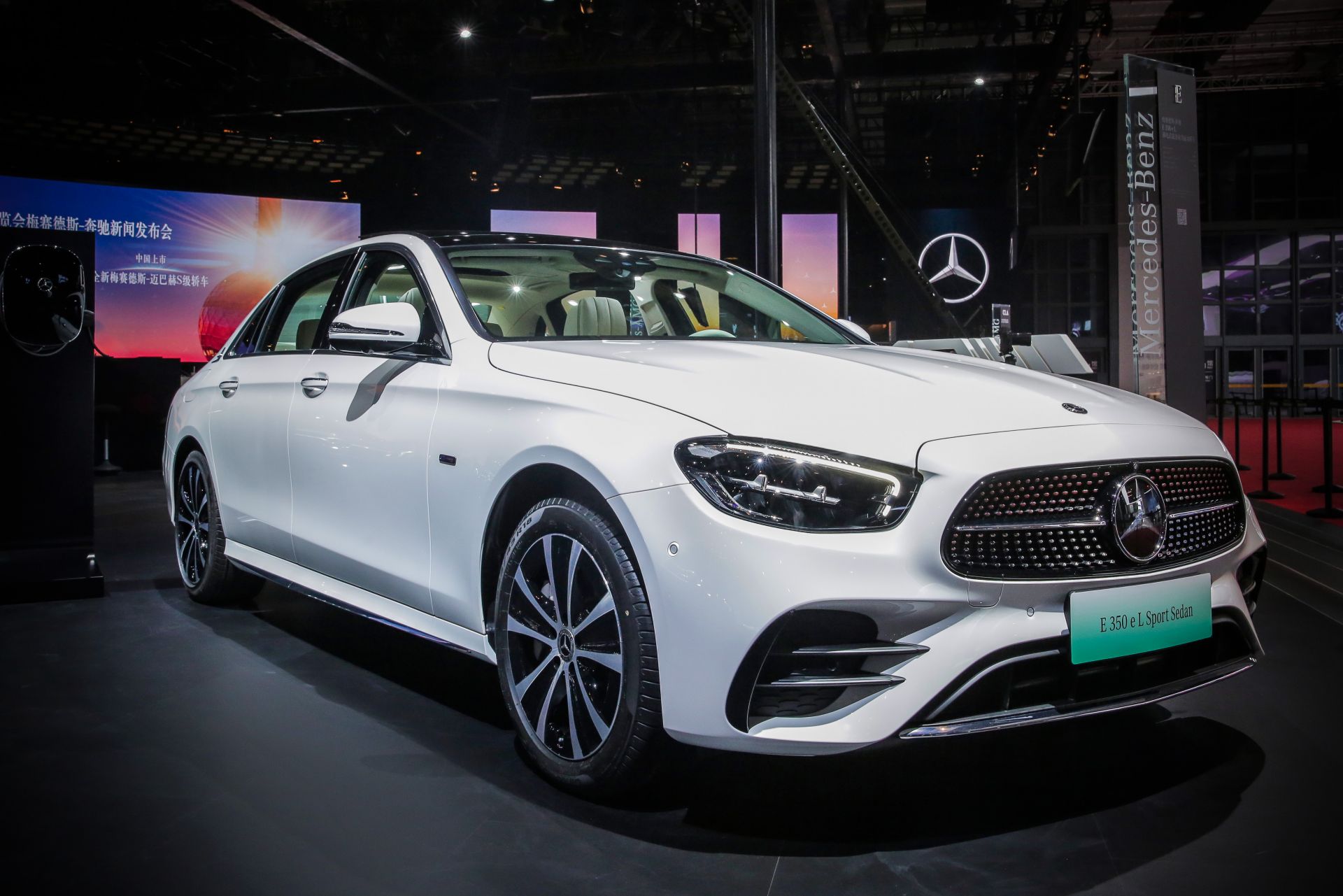 梅赛德斯-奔驰集团Q2净利同比下降16%，下调全年利润率预期