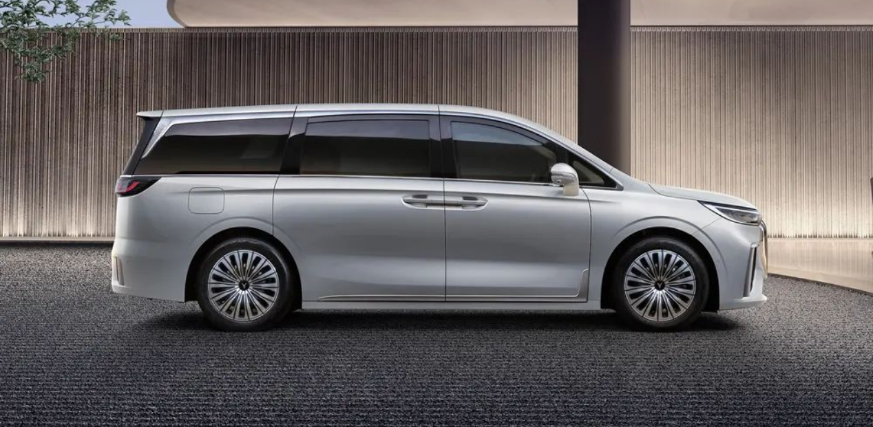 新款岚图梦想家上市 售价32.99-44.99万元