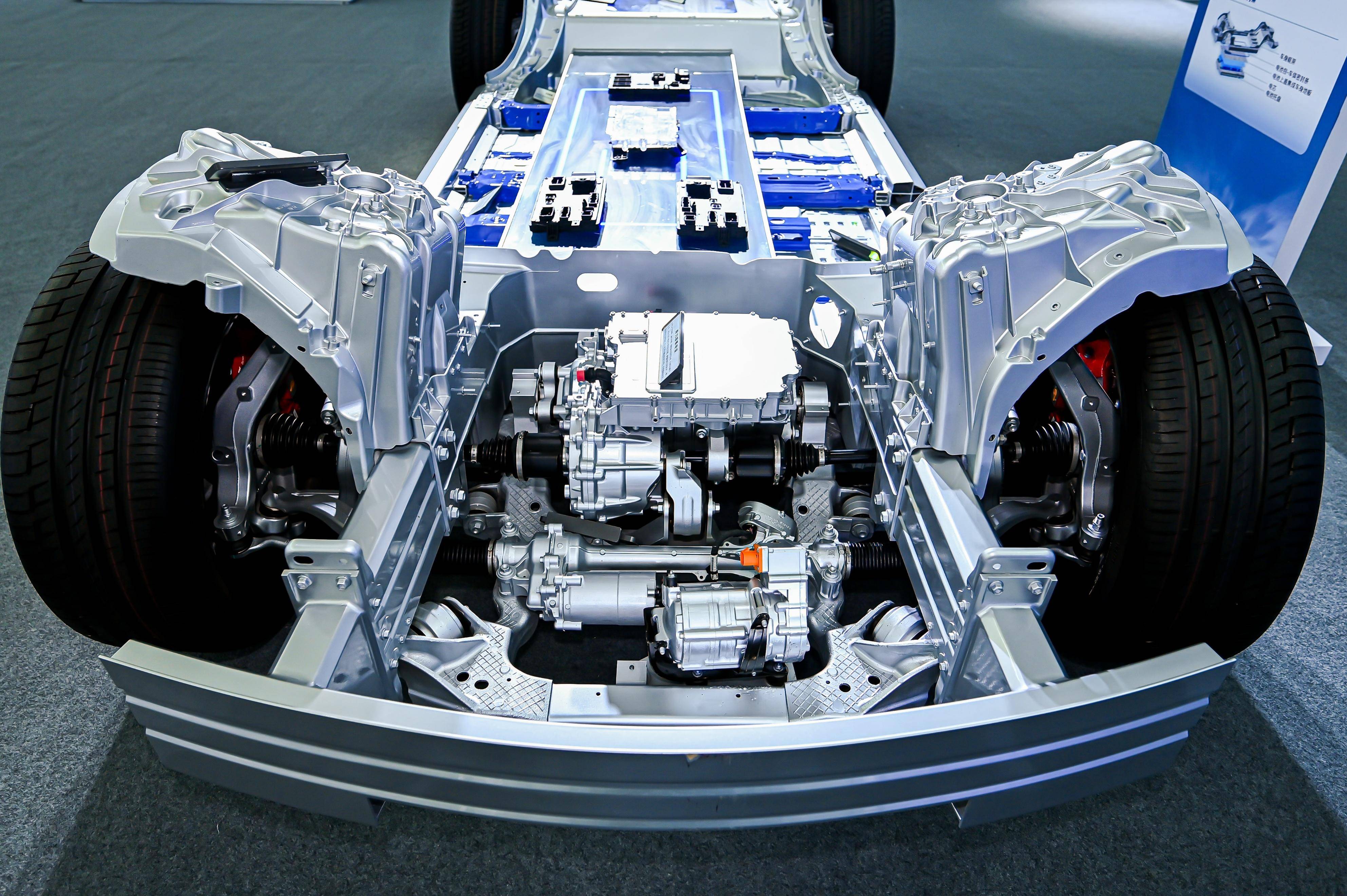 汽车产业搞AI，要“支棱”起来