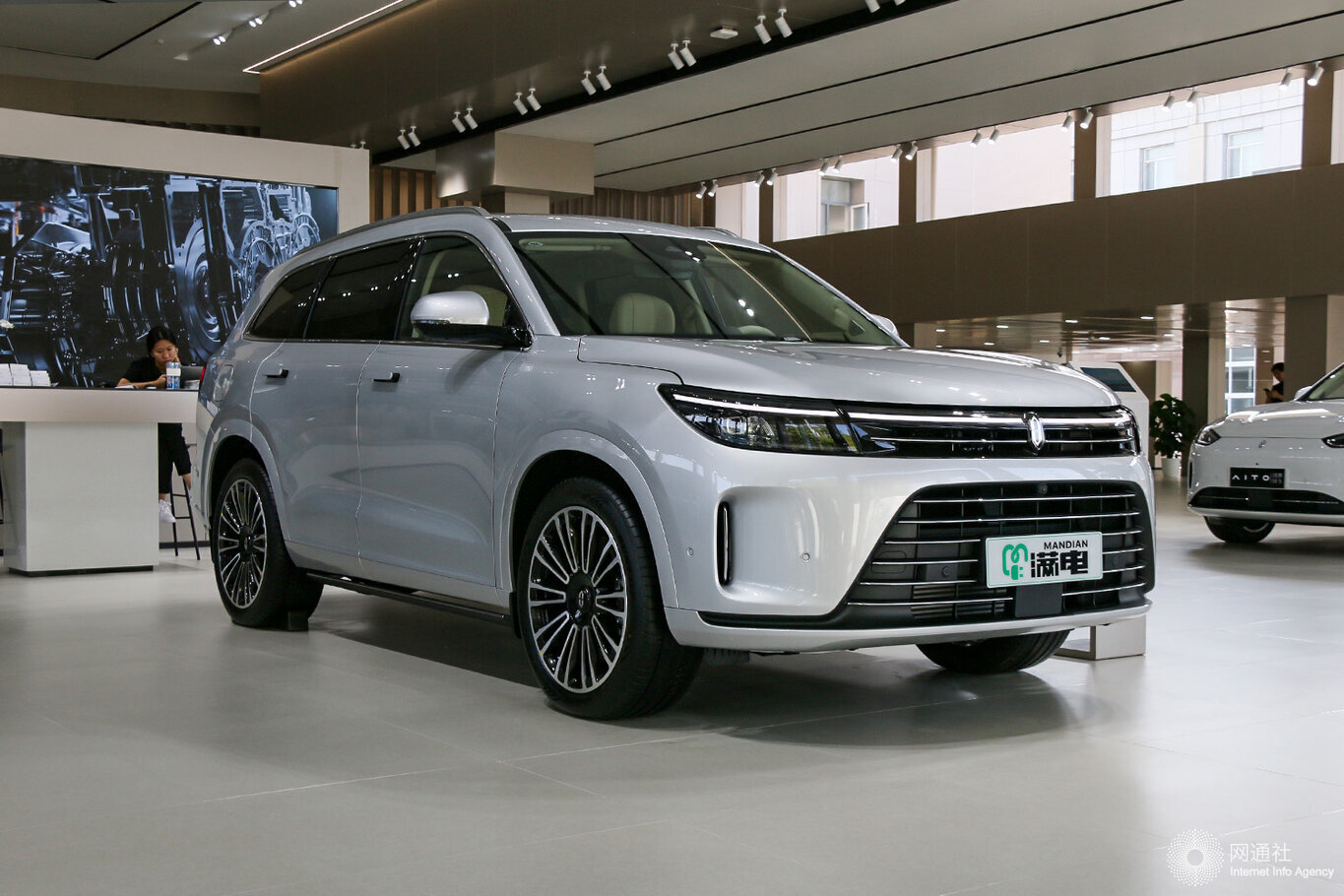 鸿蒙智行周末两天大定破6000台，累计交付破50万辆